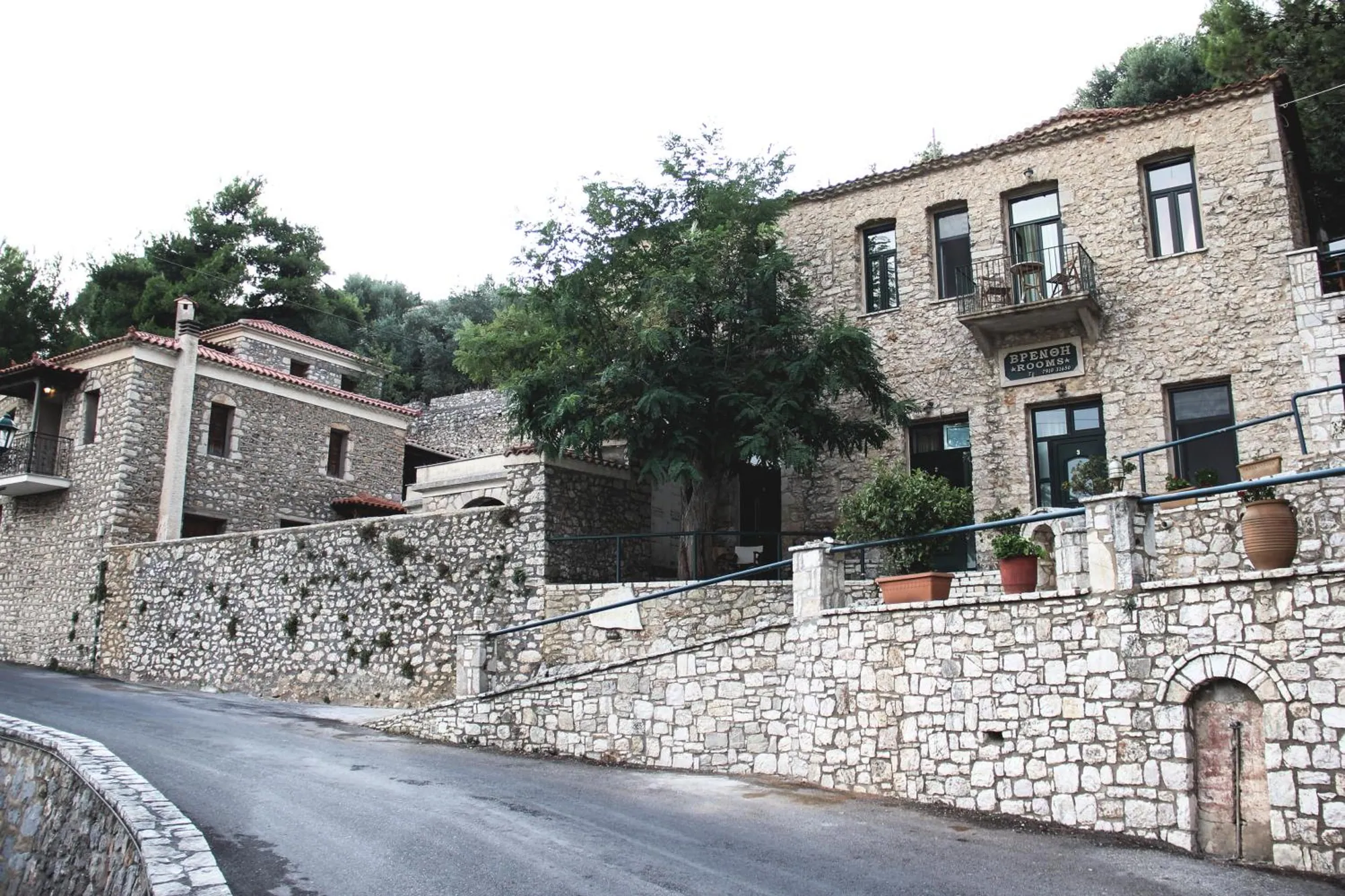Ο πέτρινος ξενώνας στον δρόμο της Καρύταινας